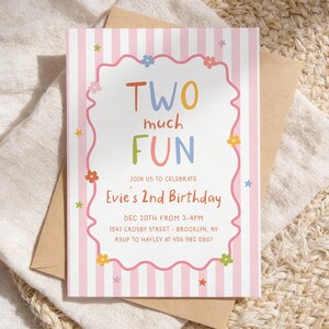 Puede incluir: Una tarjeta de invitación de cumpleaños rectangular con rayas verticales rosas y blancas. El centro presenta un borde rosa ondulado, pequeñas flores coloridas y estrellas. El texto dice: TWO much FUN, JOIN US TO CELEBRATE Evie's 2nd Birthday, DEC 20TH FROM 2-4PM, 1543 CROSBY STREET - BROOKLYN, NY, RSVP TO HAYLEY AT 456 982 0867.