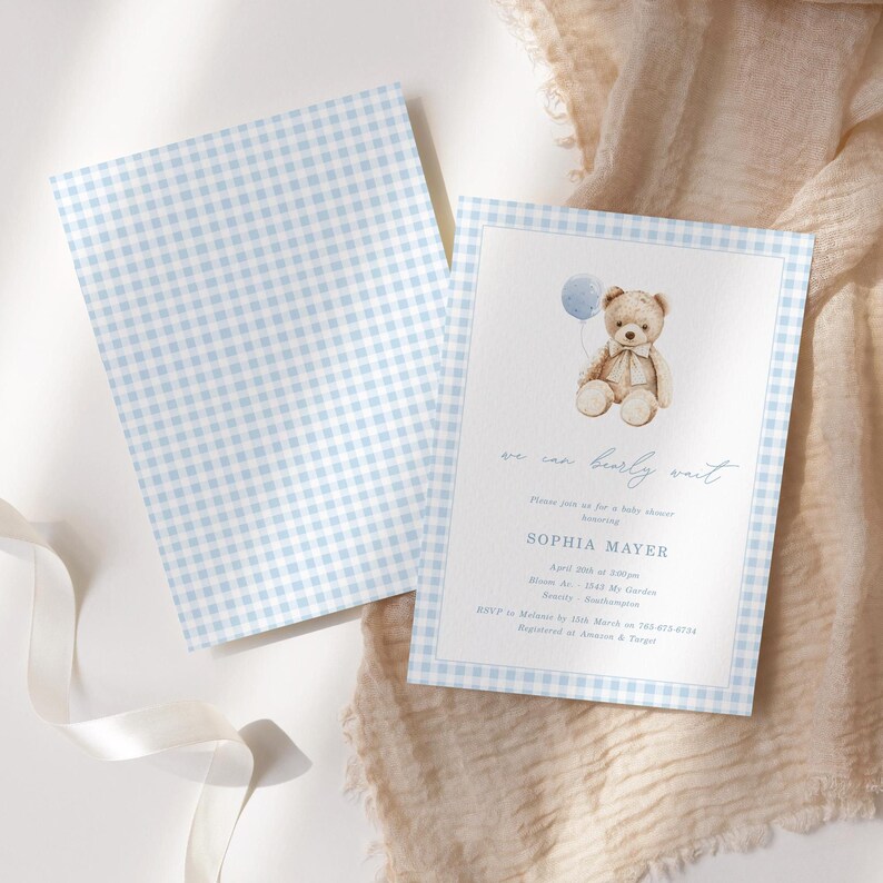 Peut inclure: Une invitation de f&ecirc;te pr&eacute;natale bleu et blanc &agrave; carreaux vichy avec une illustration aquarelle d'un ours en peluche tenant un ballon bleu. Le texte sur l'invitation est "we can barely wait" et "Sophia Mayer".