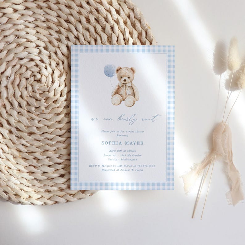 Peut inclure: Invitation de f&ecirc;te pr&eacute;natale bleu et blanc &agrave; carreaux vichy avec une illustration aquarelle d'un ours en peluche tenant un ballon bleu. Le texte indique "We can barely wait" et "Sophia Mayer".
