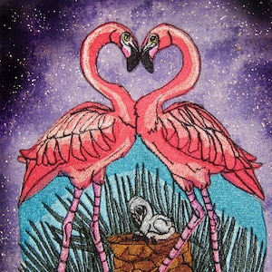 Puede incluir: Dos flamencos rosas con sus cuellos entrelazados en forma de corazón, de pie sobre una superficie marrón con un pequeño polluelo blanco en un nido entre ellos. El fondo es un cielo estrellado morado y azul.