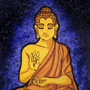 Könnte beinhalten: Gestickter Aufnäher mit einer sitzenden Buddha-Figur in meditativer Haltung. Der Buddha ist in Gold- und Brauntönen dargestellt, mit einem friedlichen Ausdruck. Der Hintergrund ist dunkelblau mit weißen Sprenkeln, die an einen Sternenhimmel erinnern.