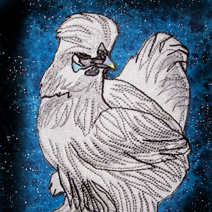 Könnte beinhalten: Ein weißes Seidenhuhn mit einem großen, flauschigen Kamm vor einem blauen Sternenhimmel. Das Huhn steht auf seinen Beinen mit zusammengefalteten Flügeln.