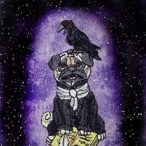 Könnte beinhalten: Ein schwarzer Mops mit einer weißen Schleife sitzt auf einem Buch mit einer Federkiel. Ein schwarzer Rabe mit roten Augen sitzt auf dem Kopf des Mops. Der Hintergrund ist eine violette Galaxie mit weißen Sternen.