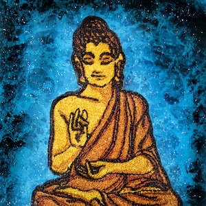 Pode incluir: Etiqueta bordada de um Buda dourado sentado em meditação sobre um fundo azul estrelado.