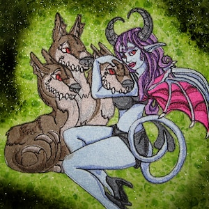 Pode incluir: Patch bordado com um demônio de pele azul, cabelo roxo, asas vermelhas e cauda, segurando dois lobos marrons.