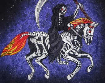 Puede incluir: Parche bordado que representa la Parca montada en un caballo esquelético. La Parca viste una capa negra y sostiene una guadaña con una gema roja. El caballo es blanco con crin y cola rojas y amarillas, sobre un fondo púrpura estrellado.
