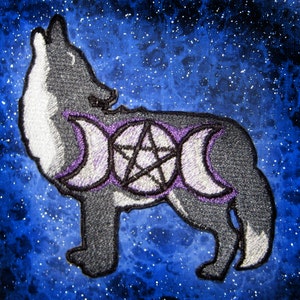 Può includere: Una toppa ricamata che rappresenta un lupo grigio che ulula alla luna, con un pentagramma e un simbolo di luna tripla sul petto. La toppa è su uno sfondo stellato blu e bianco.