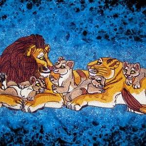 Puede incluir: Una familia de leones, un león macho marrón con una melena oscura, una leona marrón claro y cuatro cachorros marrones claros, están acurrucados juntos sobre un fondo azul con una textura brillante.