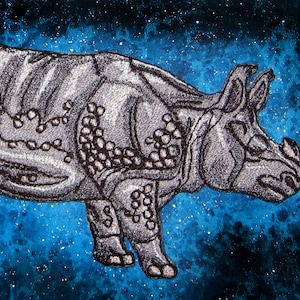 Peut inclure: Un rhinocéros gris avec un contour noir détaillé, sur un fond bleu étoilé. Le rhinocéros est représenté avec une peau texturée et bosselée.