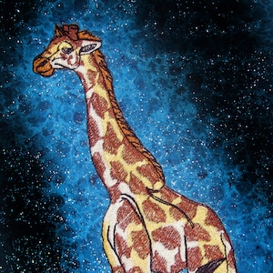 Puede incluir: Una jirafa marrón y blanca bordada sobre un fondo azul con estrellas blancas. La jirafa está de pie con la cabeza inclinada hacia un lado.