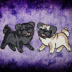 Puede incluir: Dos perros pug bordados sobre un fondo de galaxia púrpura. Un pug es negro y el otro es marrón.