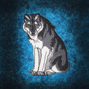 Könnte beinhalten: Ein schwarz-weißer Wolf mit gelben Augen sitzt auf einem blauen und weißen Sternenhintergrund. Der Wolf schaut nach rechts.