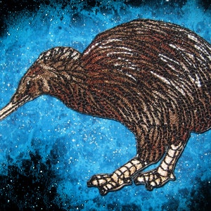 Op de afbeelding: Gedetailleerde illustratie van een kiwi-vogel, met bruine en zwarte veren, een lange snavel en poten met patronen. De vogel staat tegen een blauw-zwarte achtergrond met witte spikkels, die op een sterrenhemel lijkt.