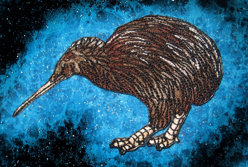 Op de afbeelding: Gedetailleerde illustratie van een kiwi-vogel, met bruine en zwarte veren, een lange snavel en poten met patronen. De vogel staat tegen een blauw-zwarte achtergrond met witte spikkels, die op een sterrenhemel lijkt.
