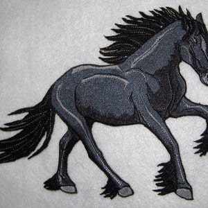 Strykmärke med Mardröm, Svart Friesisk Draghäst, redo att skickas