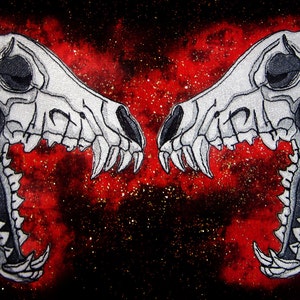 Puede incluir: Dos cráneos de animales blancos con las mandíbulas abiertas sobre un fondo de galaxia roja y negra.