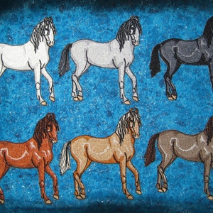 Pode incluir: Seis patches de cavalo bordados em um fundo azul. Os cavalos são de várias cores, incluindo branco, cinza, preto, marrom e bege.