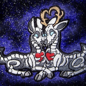 Pode incluir: Patch bordado com dois veados esqueléticos abraçados, com corações vermelhos e chifres dourados. O patch tem um esquema de cores preto e branco com olhos azuis, em um fundo azul escuro estrelado.