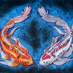 Puede incluir: Dos peces koi nadando en direcciones opuestas sobre un fondo azul. Los peces están detallados con escamas naranjas, blancas y negras. El fondo es azul moteado con toques de verde.