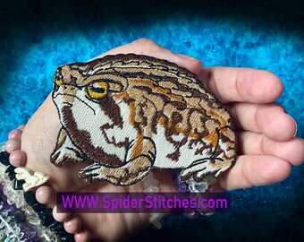 Strykmärke Grumpy Rose Rain Frog: Broderad amfibieapplikation
