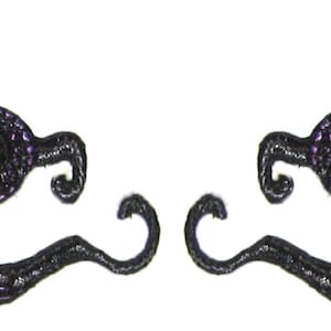 Puede incluir: Dos parches bordados de pulpo negros con detalles en morado. El pulpo está mirando hacia la izquierda y la derecha, con sus tentáculos enroscados.