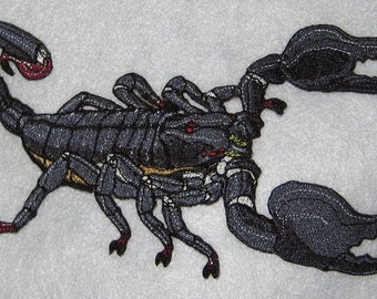Cesarz Skorpion "Pandinus imperator" Steam Punk żelazko na łacie