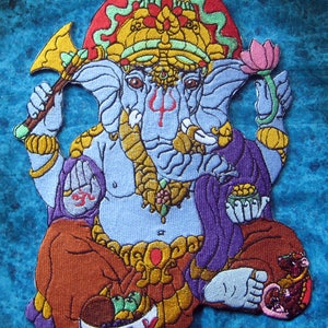 Könnte beinhalten: Gestickter Aufnäher, der die hinduistische Gottheit Ganesha in Blau-, Gold-, Rot-, Lila- und Brauntönen darstellt. Ganesha sitzt und hält eine Lotusblume und eine Axt. Der Aufnäher weist aufwendige Details und leuchtende Farben auf.