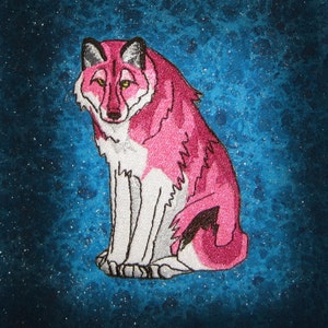 Könnte beinhalten: Ein pink-weißes Wolf-Patch mit glitzernder Textur, vor einem dunkelblauen Hintergrund mit weißen Punkten. Der Wolf ist in sitzender Position dargestellt, mit schwarzen Umrissen, die seine Merkmale definieren.