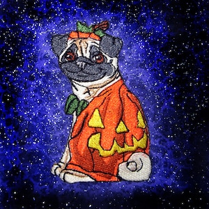 Puede incluir: Un pug marrón y blanco con un disfraz de calabaza naranja brillante con una cara de calabaza amarilla. El perro está de pie sobre un fondo estrellado azul y blanco.