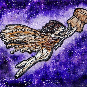 以下が含まれることがあります： 紫と銀の銀河を飛んでいる、茶色と金の流れるマントを着た人物の水彩画。人物は茶色のボトルコルクを手に持っている。