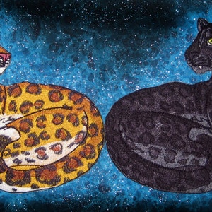 Puede incluir: Un leopardo manchado y una pantera negra est&aacute;n acostados sobre un fondo azul con estrellas blancas. El leopardo est&aacute; en el lado izquierdo de la imagen y la pantera est&aacute; en el lado derecho de la imagen.