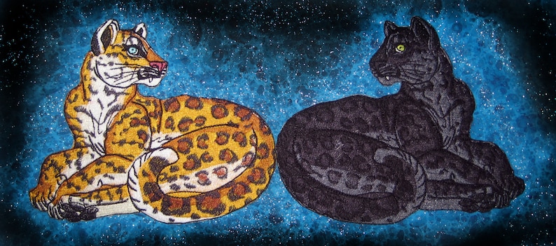 Puede incluir: Un leopardo manchado y una pantera negra est&aacute;n acostados sobre un fondo azul con estrellas blancas. El leopardo est&aacute; en el lado izquierdo de la imagen y la pantera est&aacute; en el lado derecho de la imagen.