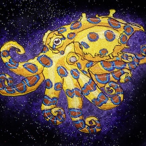 Puede incluir: Un pulpo bordado en amarillo y azul con un diseño detallado sobre un fondo estrellado morado.