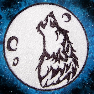 Op de afbeelding: Een witte geborduurde patch met een zwart silhouet van een wolf die huilt naar de maan. De maan is afgebeeld als een halve maan.