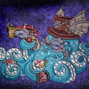 Op de afbeelding: Een blauwe octopus met een bruine hoge hoed en een bril, die een klein ruimteschip in een tentakel vasthoudt. De octopus is geborduurd op een paarse en zwarte achtergrond.