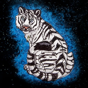Può includere: Una tigre bianca con strisce nere è seduta su uno sfondo stellato blu e nero. La tigre è rivolta di spalle allo spettatore, con la testa girata di lato. La pelliccia della tigre è dettagliata con strisce nere e macchie bianche.