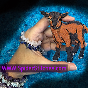 Pode incluir: Patch bordado termocolante de uma cabra marrom e preta com marcas brancas. A cabra está em pé sobre suas quatro patas e tem uma expressão amigável. O patch é perfeito para adicionar um toque caprichoso a roupas, bolsas ou outros itens de tecido.  www.SpiderStitches.com