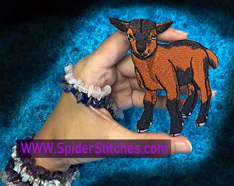 Opstrijkpatch baby dwerggeit: rode en zwarte geborduurde appliqué