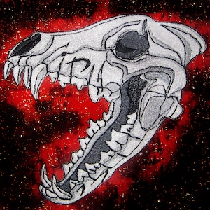 Peut inclure: Un crâne d'animal de couleur argent avec une mâchoire ouverte, sur un fond rouge et noir avec des paillettes dorées.