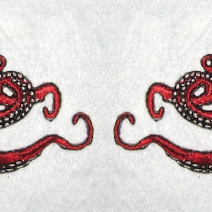 Puede incluir: Dos parches bordados de pulpo rojos con detalles blancos. El pulpo está mirando hacia la izquierda y la derecha, con sus tentáculos extendidos.