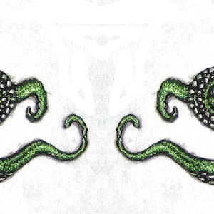 Puede incluir: Dos parches bordados de pulpo verde con detalles blancos. El pulpo está enroscado con sus tentáculos.