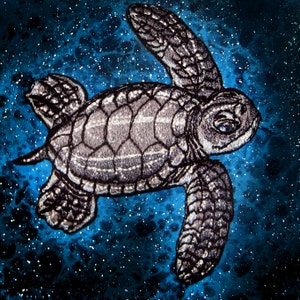 Pode incluir: Ilustração detalhada de uma tartaruga marinha, em tons de cinza e preto, contra um fundo azul vibrante salpicado de pontos brancos. A carapaça da tartaruga apresenta padrões intrincados, e seu olho é de um azul marcante.