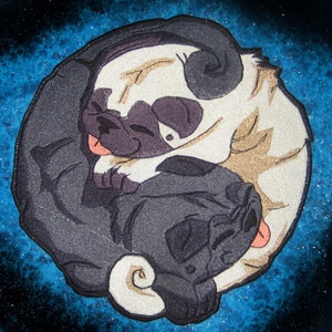 Könnte beinhalten: Ein gestickter Patch mit zwei Bulldogen, die sich in einem Yin-Yang-Design kuscheln. Die Bulldogen sind schwarz und weiß.