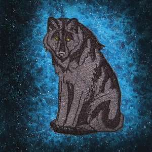 Könnte beinhalten: Ein schwarzer Wolf mit gelben Augen sitzt auf einem blauen und schwarzen Sternenhimmel.