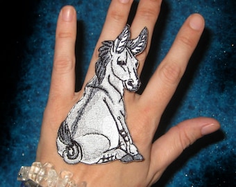 Koppig schattig zittend ezelijzer op Patch Life zoals Mule Cross Back Burro Ass badge