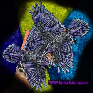 Könnte beinhalten: Gestickte Aufnäher mit zwei fliegenden Raben, mit detaillierten lila und grauen Federn. Die Aufnäher haben ein strukturiertes Aussehen und sind vor einem farbenfrohen Hintergrund aus Blau, Grün und Gelb platziert. Die Website-Adresse WWW.SpiderStitches.com ist sichtbar.