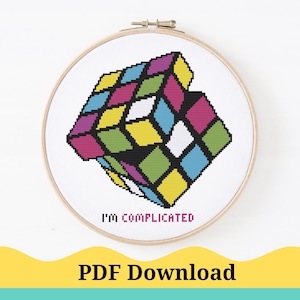 Könnte beinhalten: Ein bunter Rubik's Cube mit dem Text "I'm complicated" darunter. Dies ist ein Kreuzstichmuster für einen digitalen Download.
