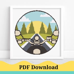Pode incluir: Um padrão de ponto cruz que apresenta uma motocicleta a andar por uma floresta com um pôr do sol ao fundo. A motocicleta é preta e branca, e a floresta é verde. O pôr do sol é laranja e amarelo.