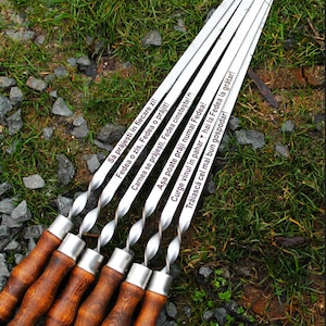 Puede incluir: Seis pinchos de metal con mangos de madera. Los pinchos están grabados con el texto "Să prăjești în fiecare zi!" "Fedea o zis, Fedea o prăjit!" "Carnea se prăjești, Fedea cinsteşte!" "Aşa poate prăji numai Fedea!" "Curge vinul în pahar hai la Fedea la grătar!" "Trăiască cel mai bun gospodar!"