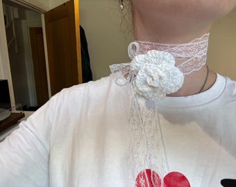 Ras de cou en dentelle rose